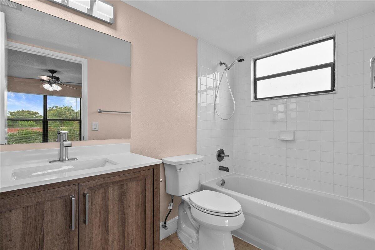 1524 Lake Crystal Drive F — photo 12
