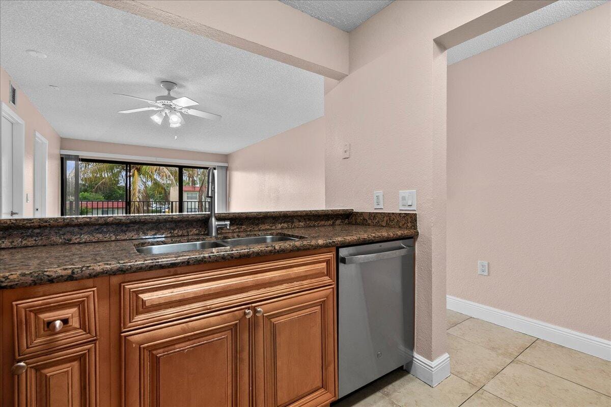 1524 Lake Crystal Drive F — photo 4
