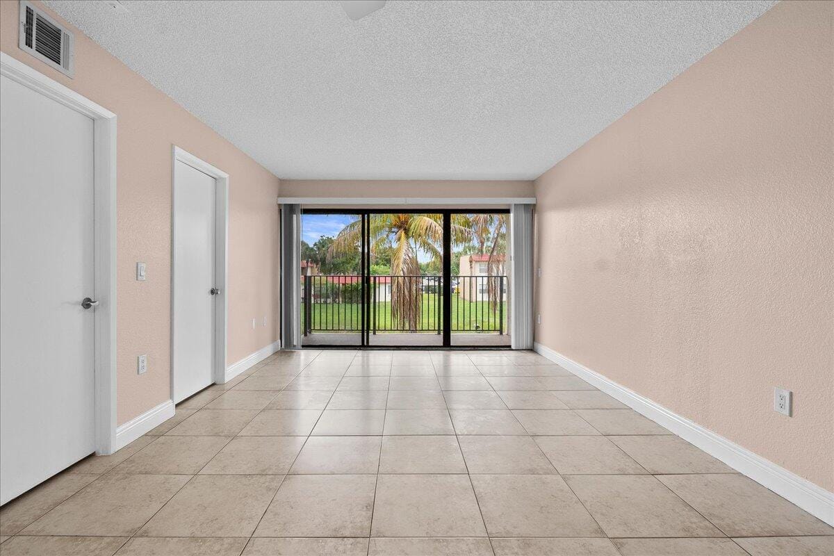 1524 Lake Crystal Drive F — photo 5