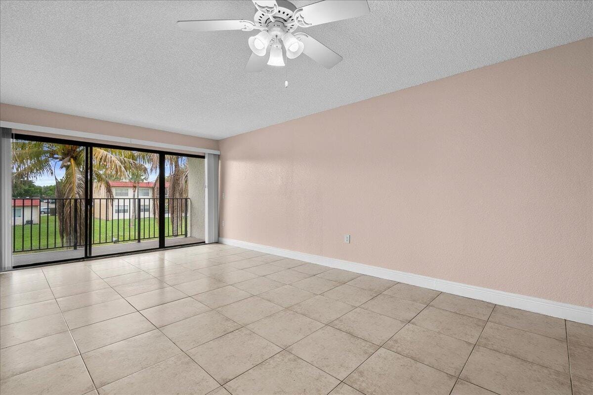 1524 Lake Crystal Drive F — photo 6