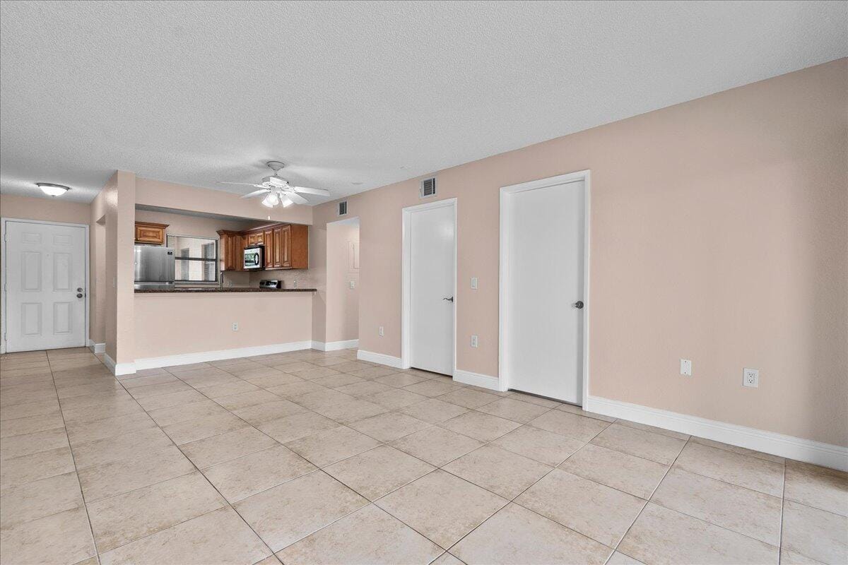 1524 Lake Crystal Drive F — photo 8