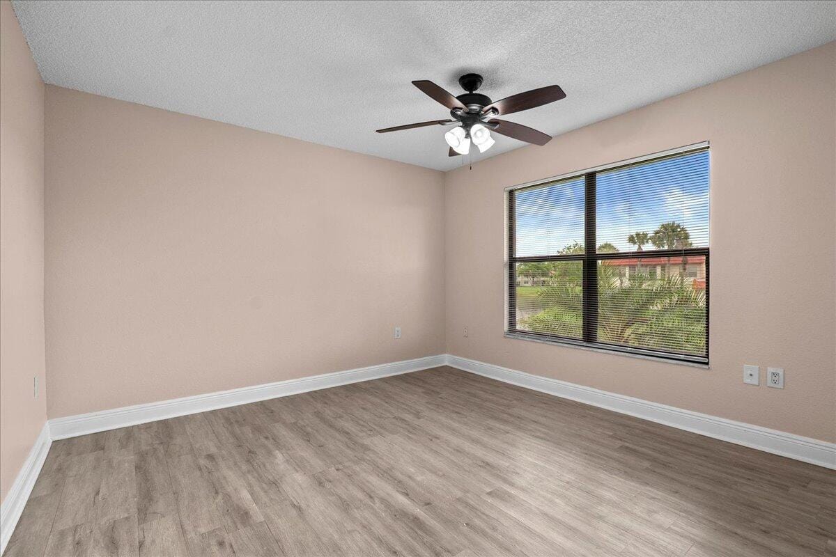 1524 Lake Crystal Drive F — photo 10