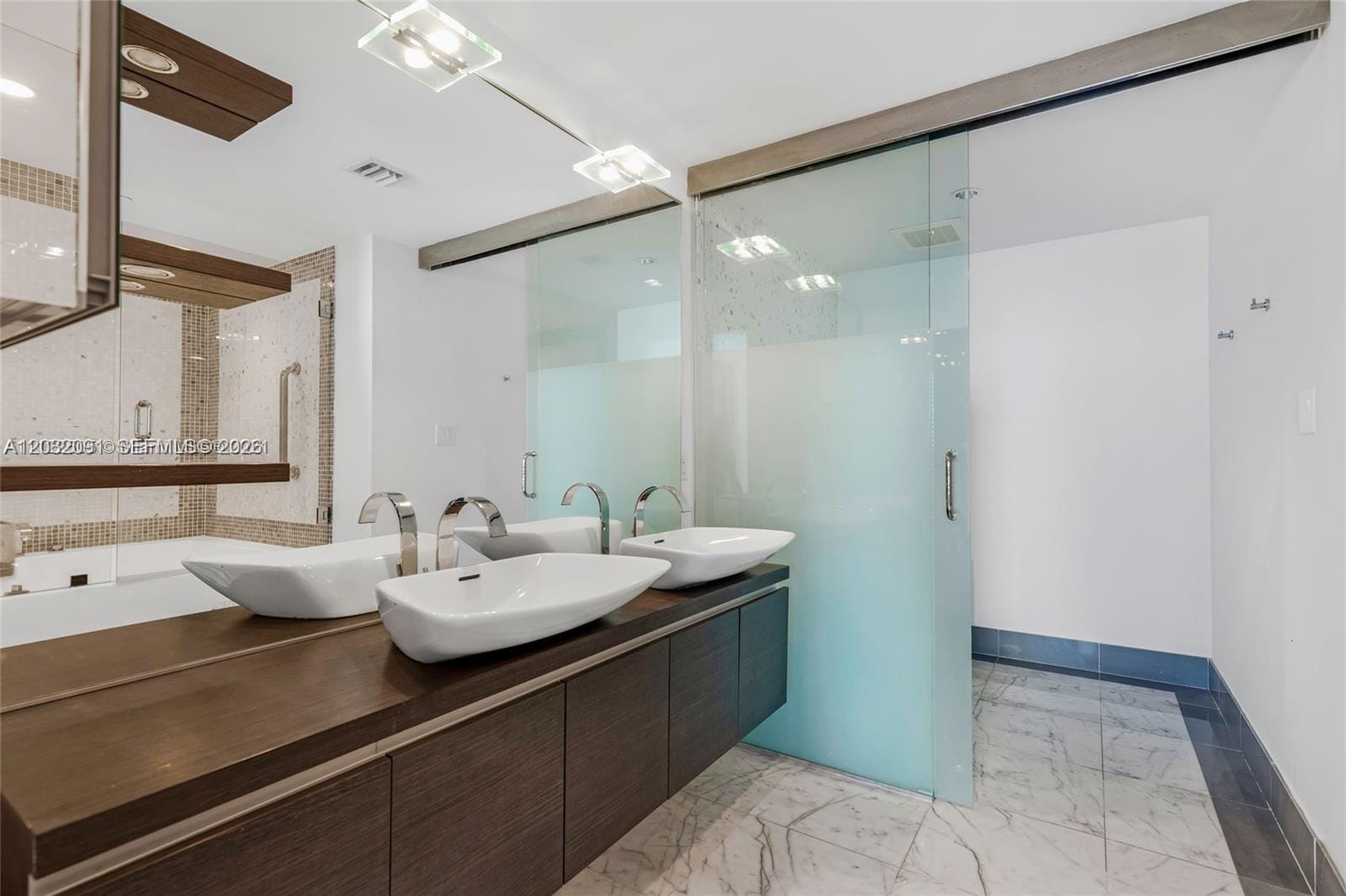200 Biscayne Boulevard Way 3713, Miami, FL 33131 photo 3