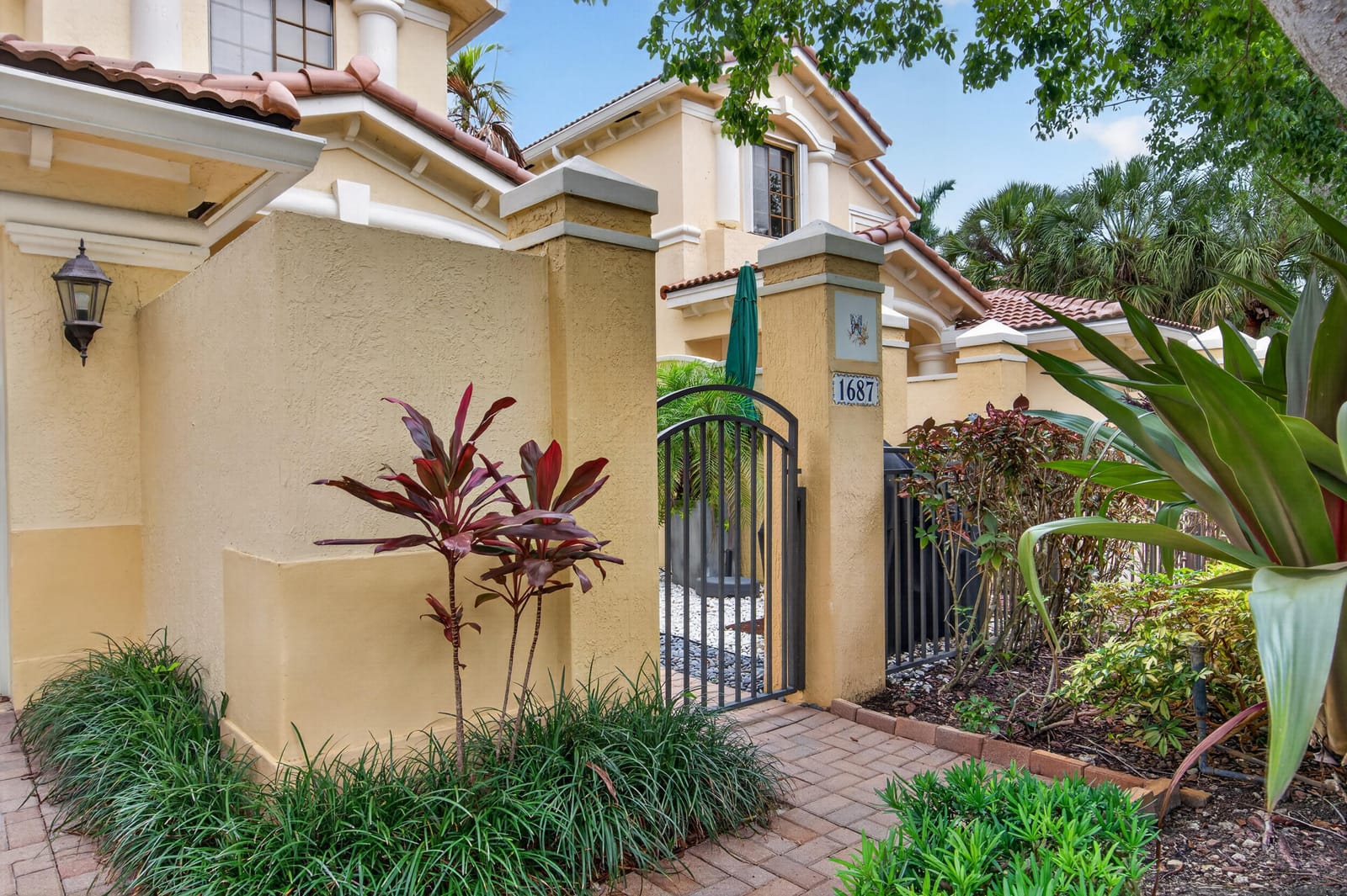 1687 Passion Vine Circle 1687 — photo 2