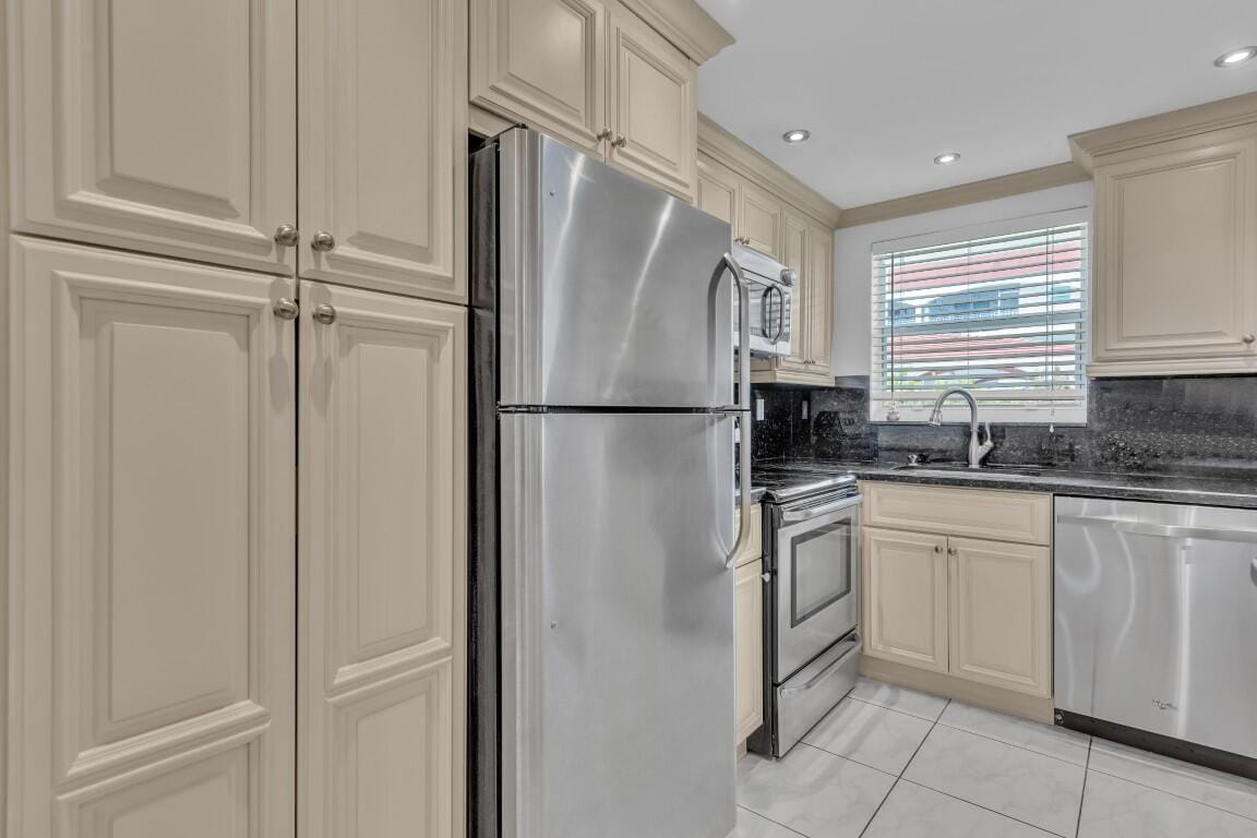 580 Egret Drive 121, Hallandale Beach, FL 33009 photo 14