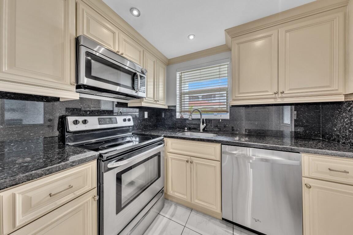 580 Egret Drive 121, Hallandale Beach, FL 33009 photo 15