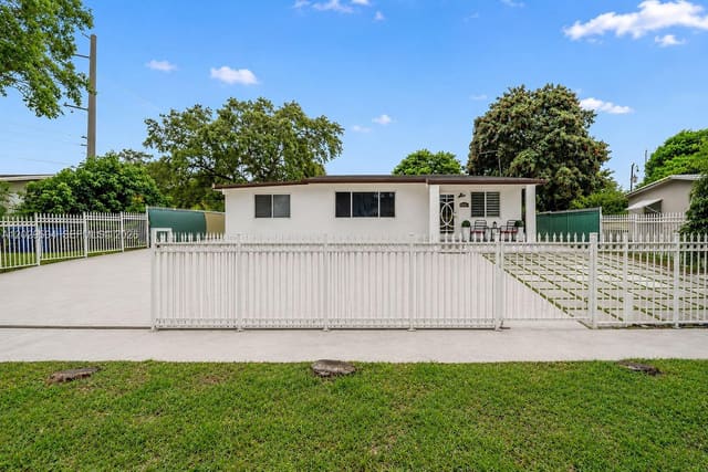6404 Meade Street, Linwood Gardens, Hollywood, FL