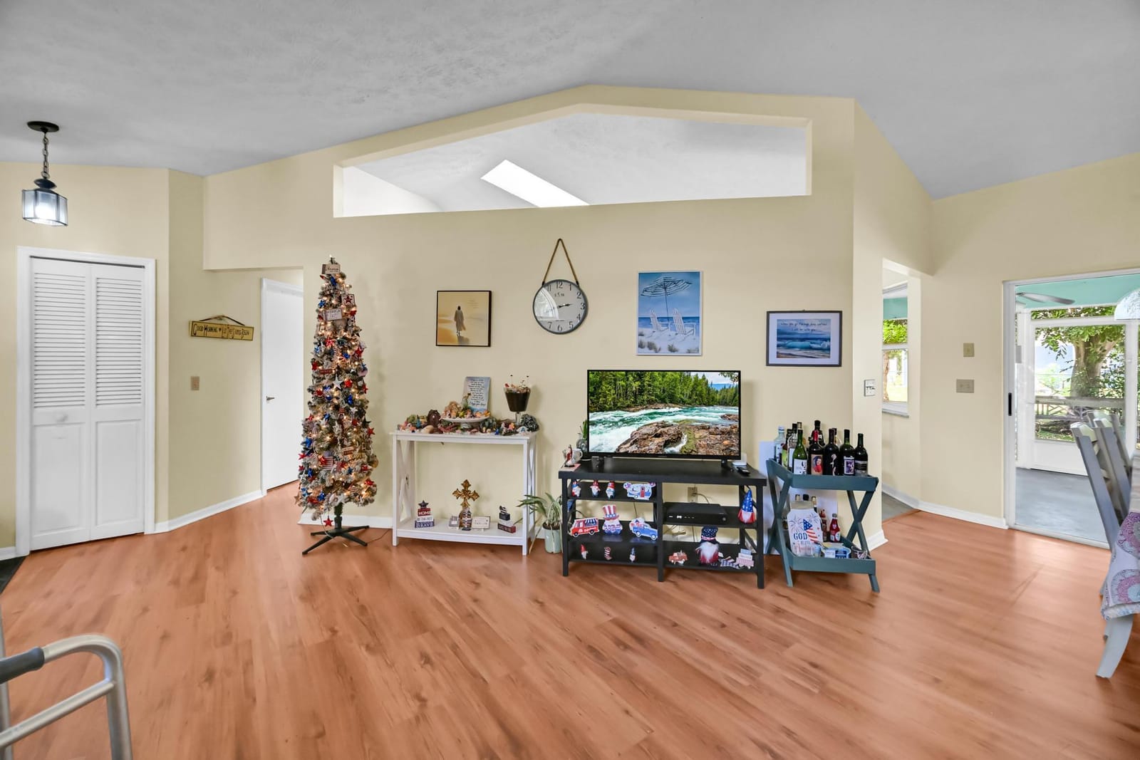 2265 SE Carnation Avenue — photo 2
