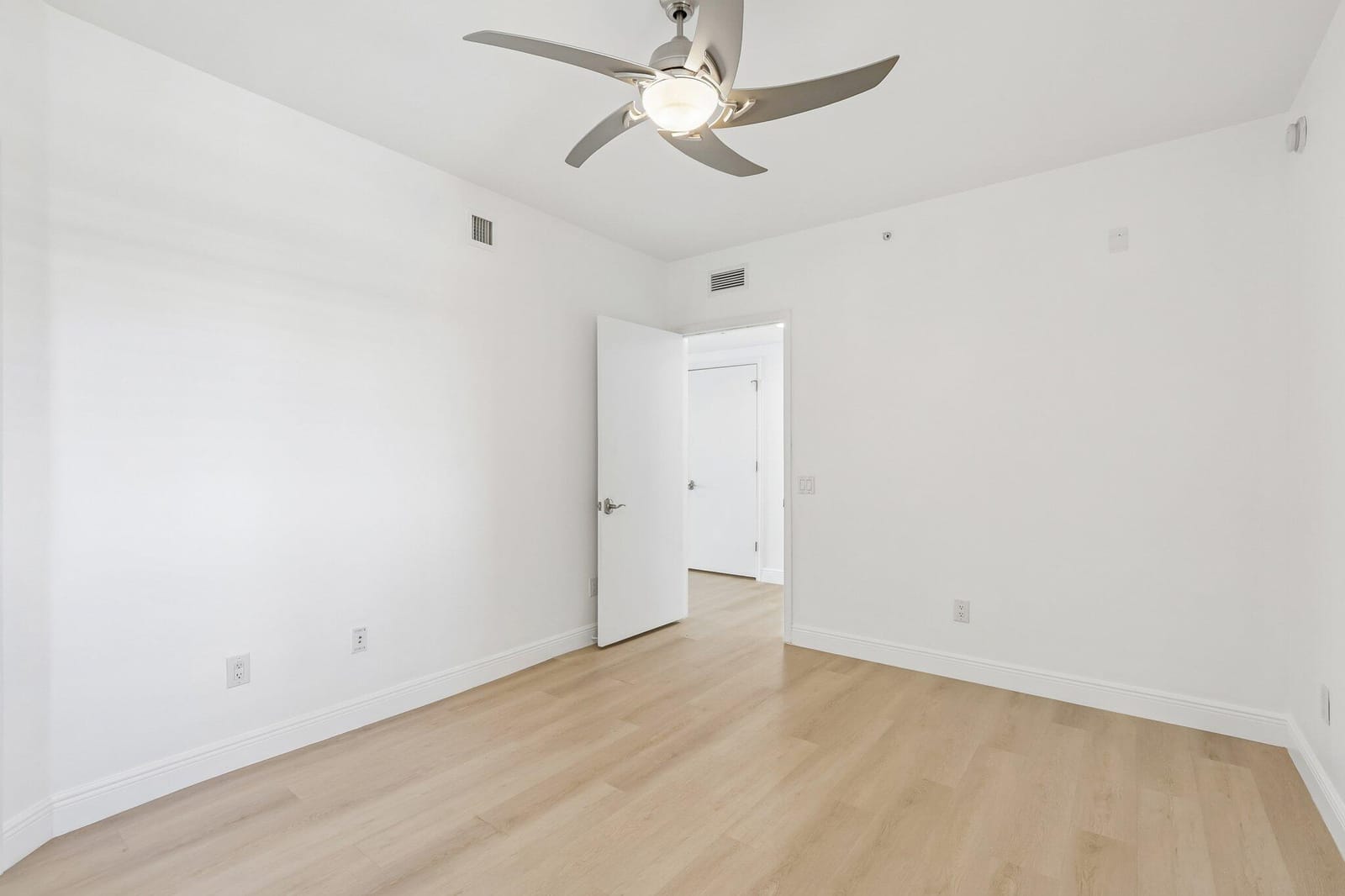 2650 Lake Shore Drive 1202 — photo 11