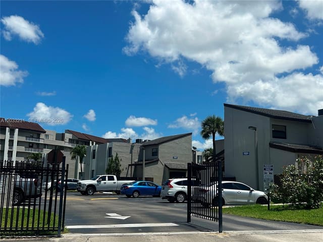 10284 NW 9th St Circle 204, Miami, FL 33172