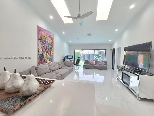 270 SE 7th Street, Dania Beach, FL 33004