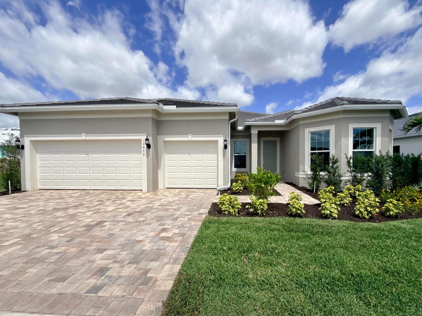 10470 SW Highpointe Drive 127 — photo 2
