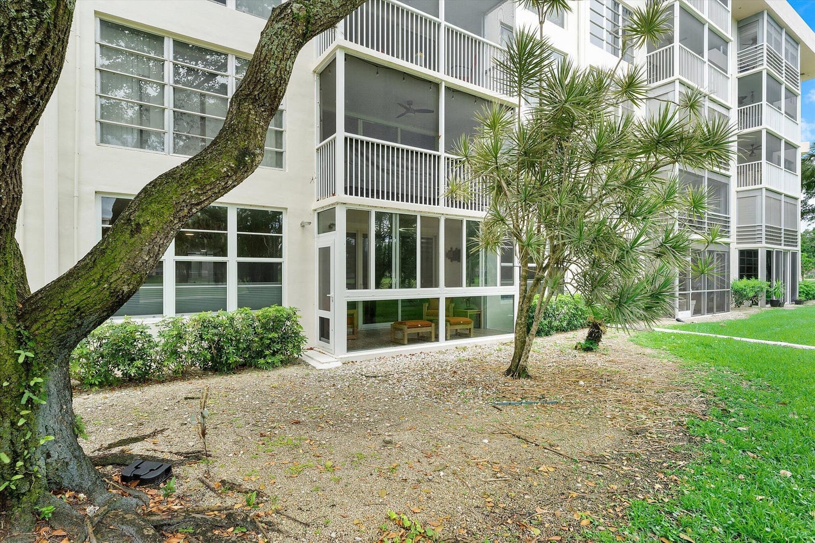 3900 Oaks Clubhouse Drive 110, Pompano Beach, FL 33069 photo 2