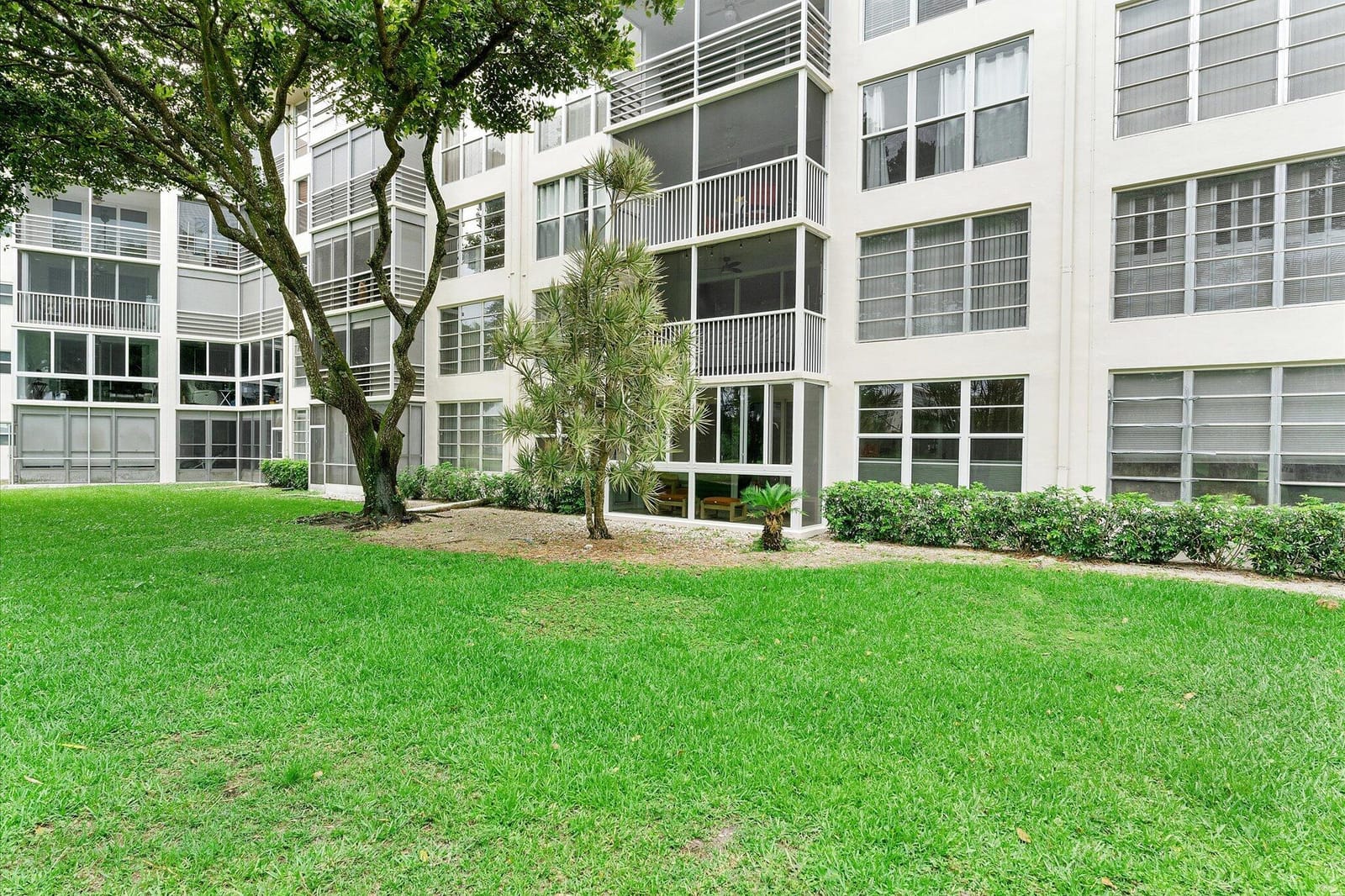 3900 Oaks Clubhouse Drive 110, Pompano Beach, FL 33069 photo 27