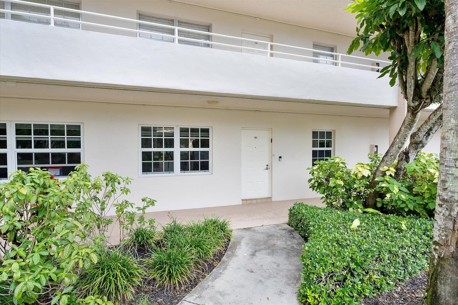 3900 Oaks Clubhouse Drive 110, Pompano Beach, FL 33069 photo 4