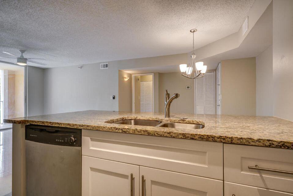 140 Yacht Club Way 206, Hypoluxo, FL 33462, Hypoluxo