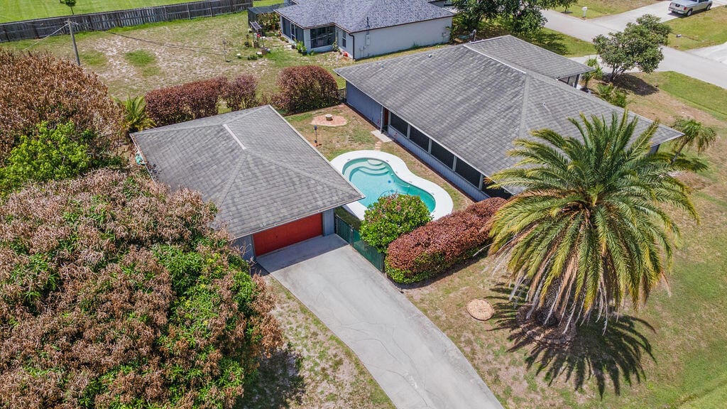 403 SW Cahoon Court — photo 4