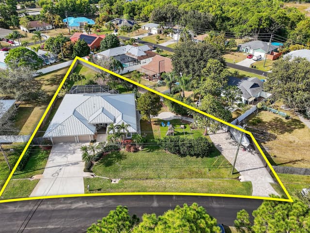 3221 SE Quay Street, Port St. Lucie, FL 34984