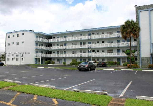 4090 NW 42nd Avenue 304, Lauderdale Lakes, FL 33319