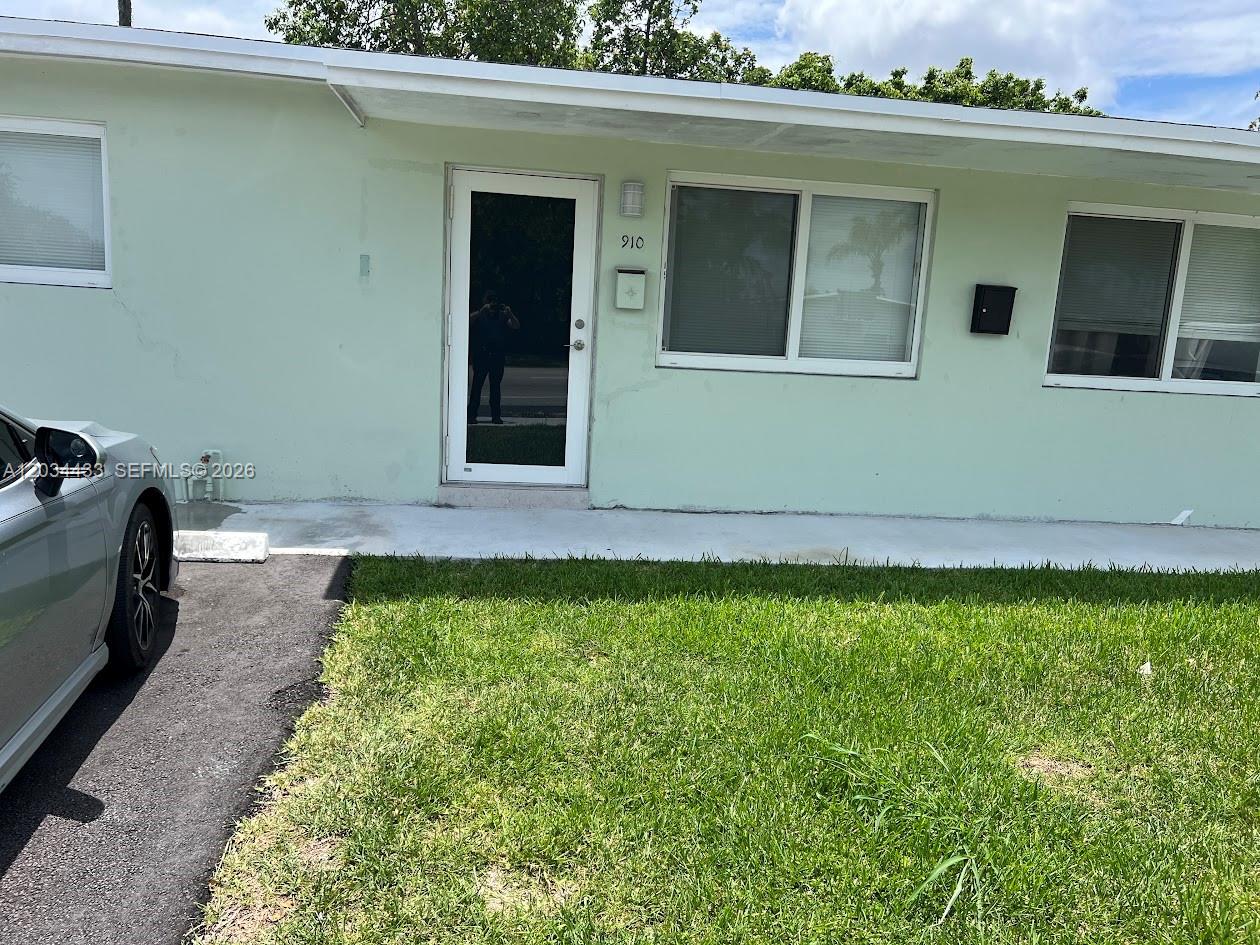 910 N 56th Avenue 1, Hollywood, FL 33021, Hollywood