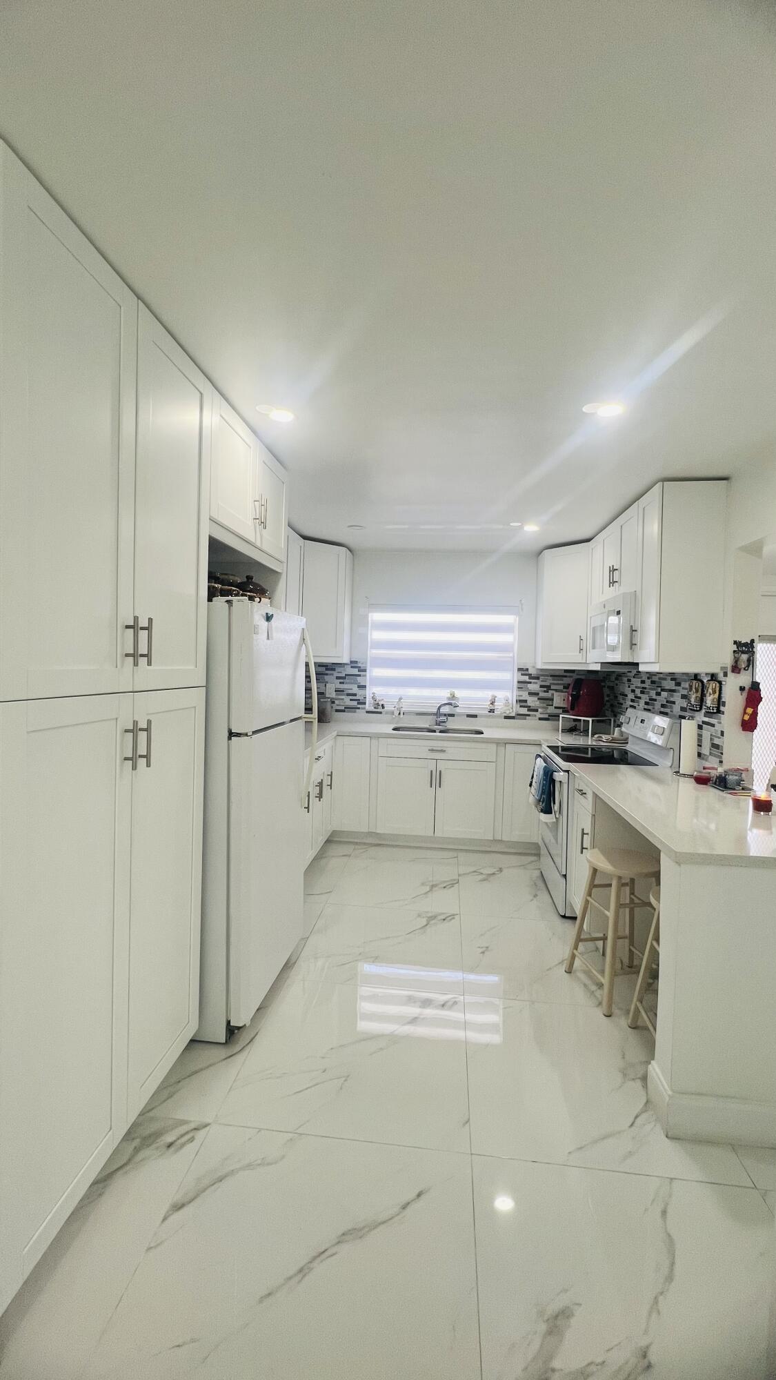 9330 S Sunrise Lakes Boulevard 304, Sunrise, FL 33322, Sunrise
