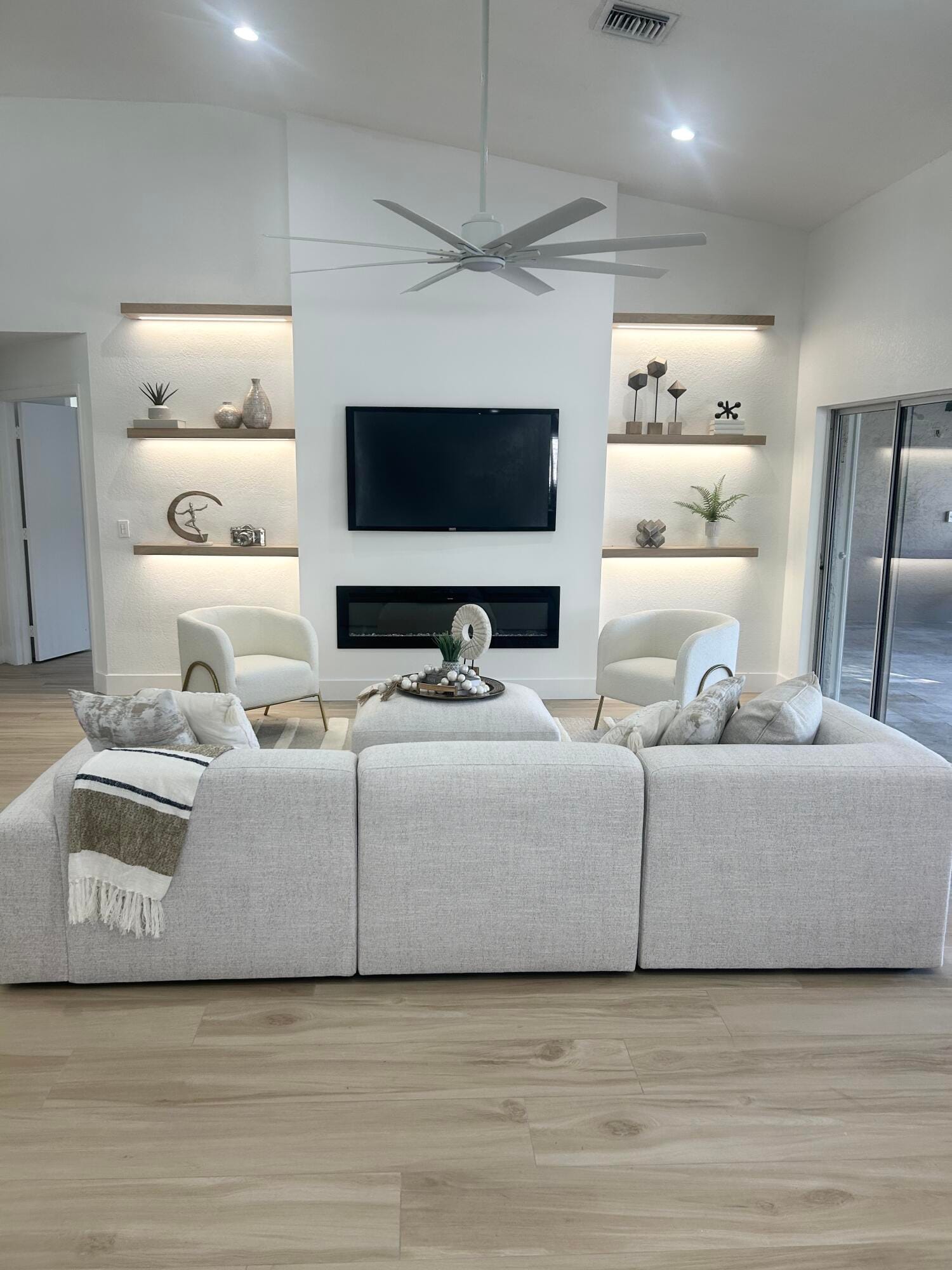 921 Lakewood Court — photo 3