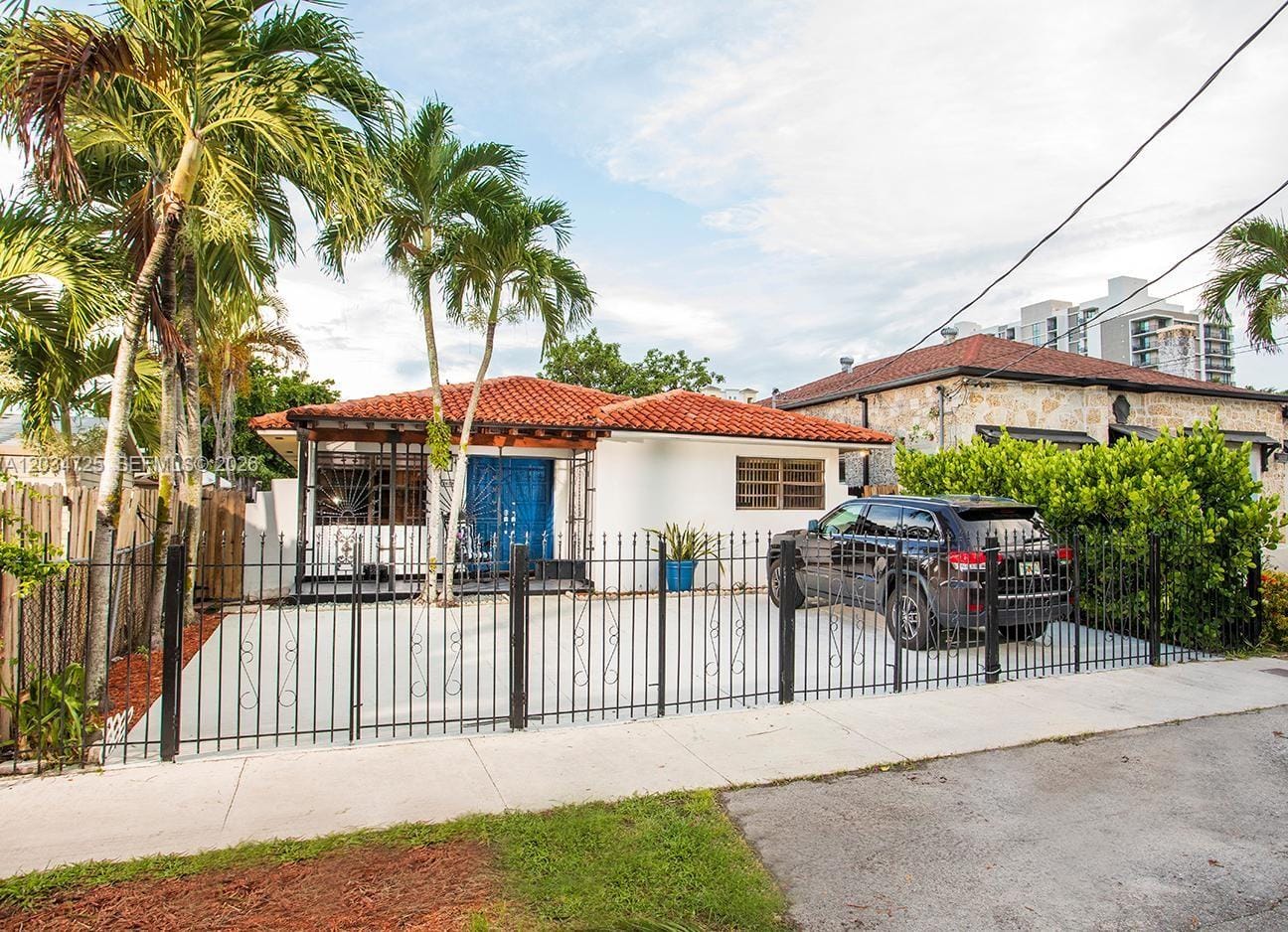 3610 SW 14th Street — photo 2