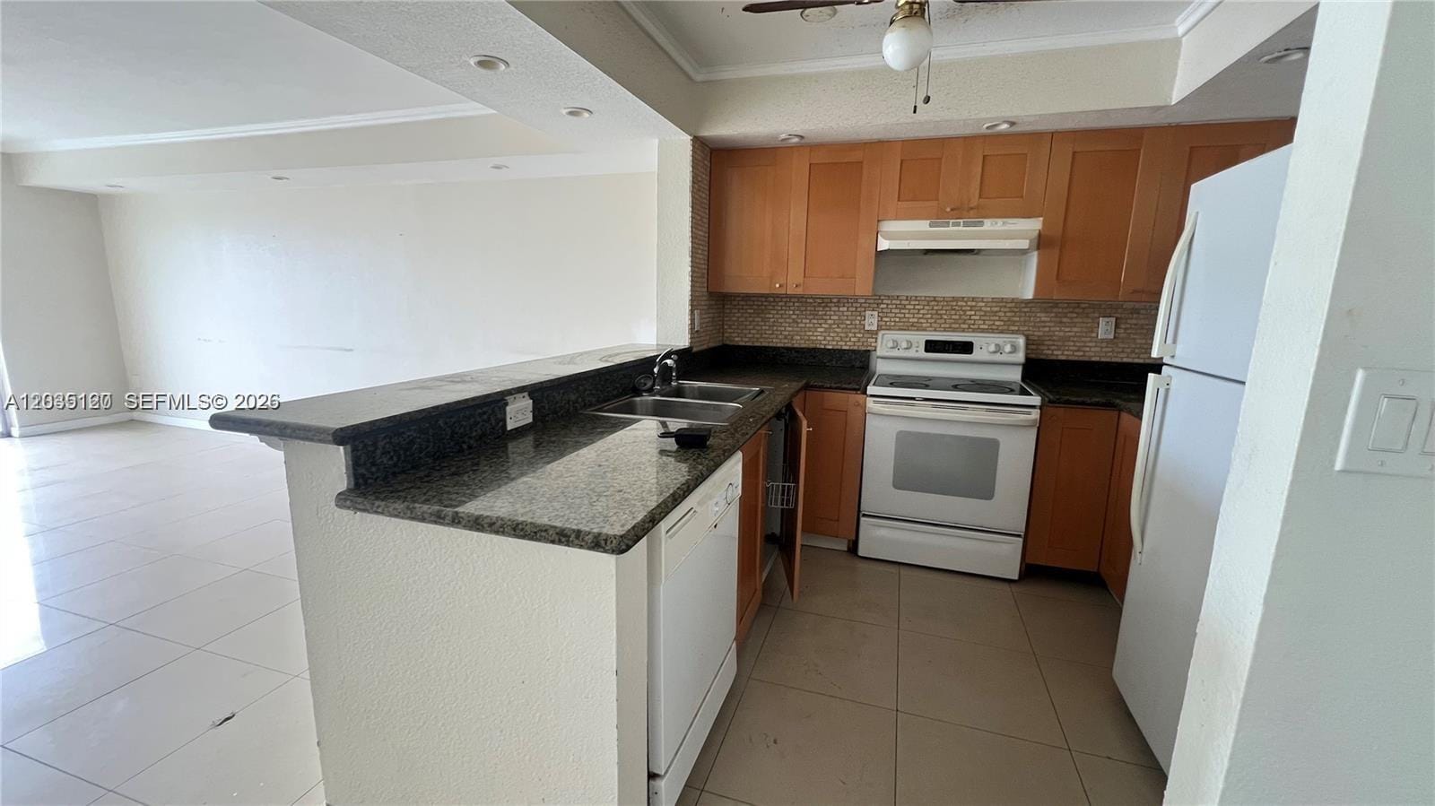 486 NW 165th St Road B-606 — photo 2