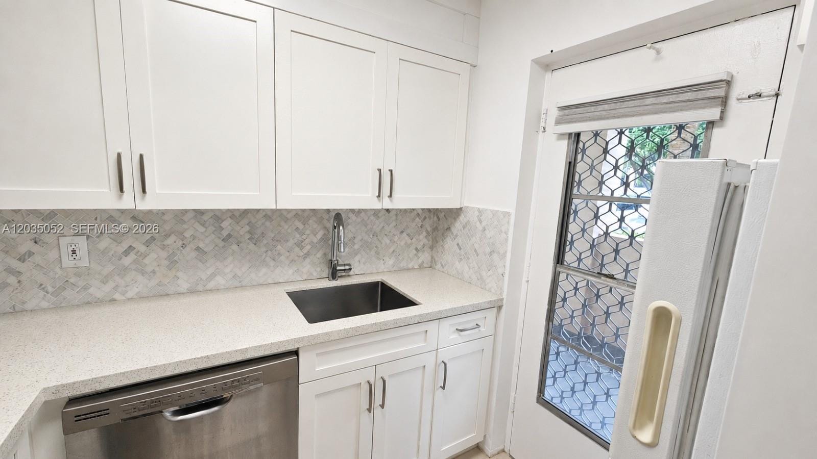 220 Kings Point Drive 105 — photo 8