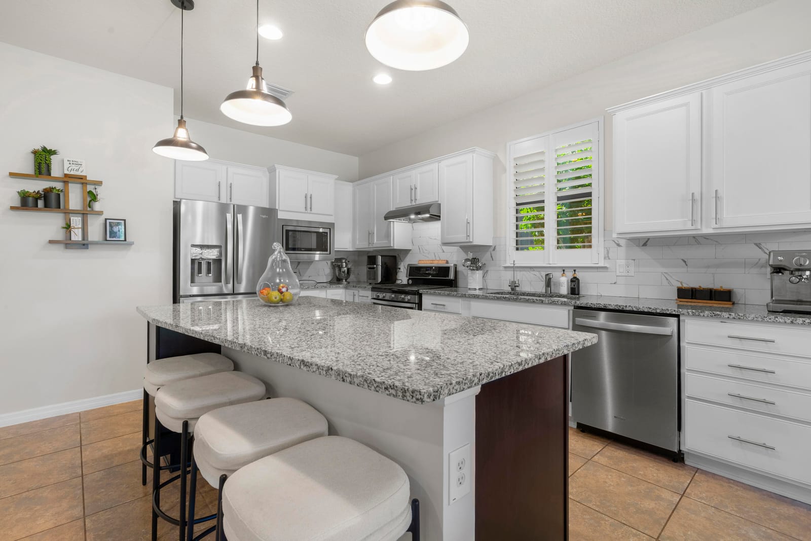 560 SE Monet Drive — photo 3