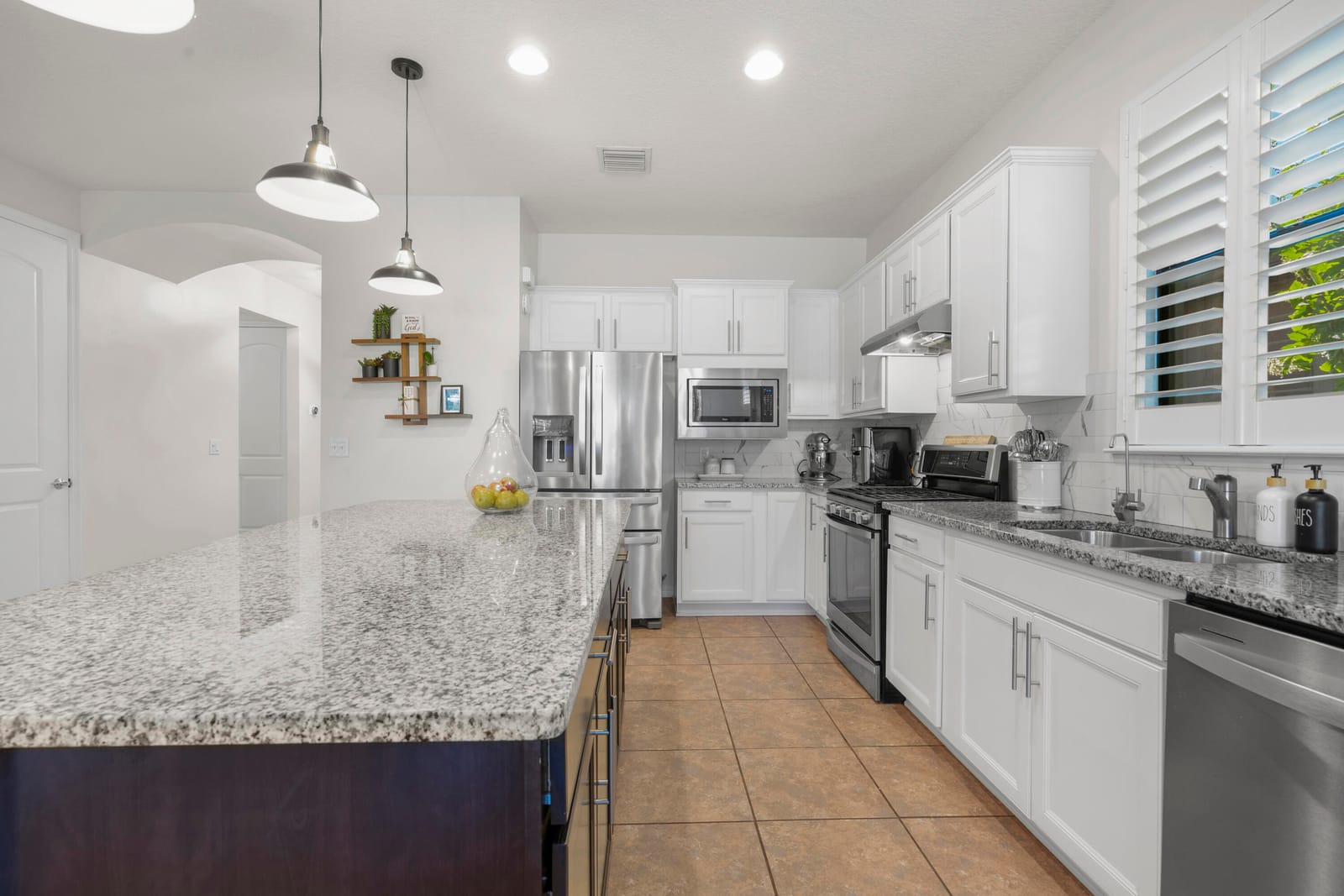 560 SE Monet Drive — photo 4