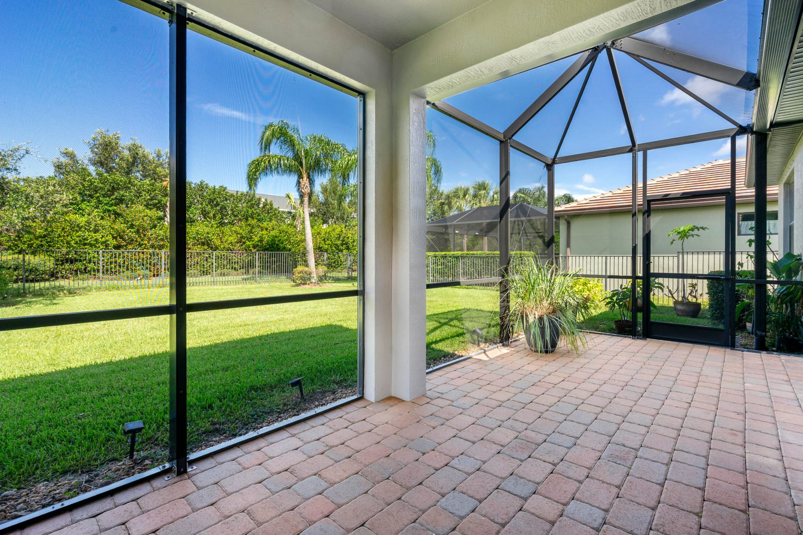 560 SE Monet Drive — photo 8