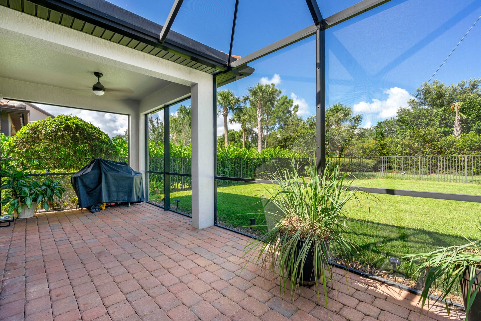 560 SE Monet Drive — photo 9