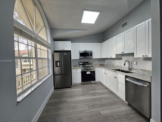 10823 NW 3rd Court B12U, Pembroke Pines, FL 33026