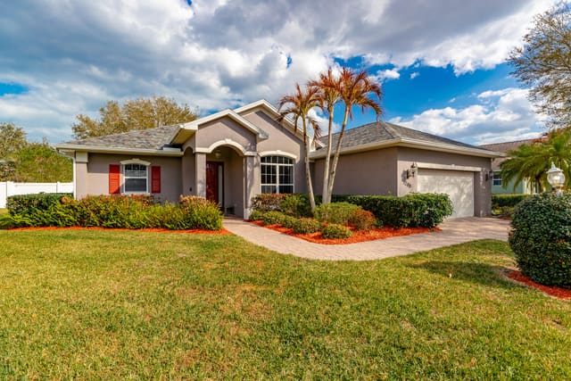 240 SW Champagne Ct Court SW, Vero Beach, FL 32968