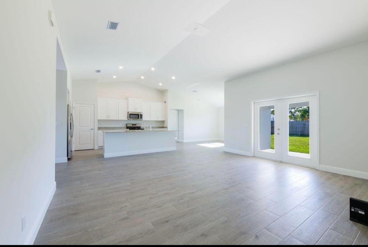 2372 SW Import Drive 2372 — photo 4