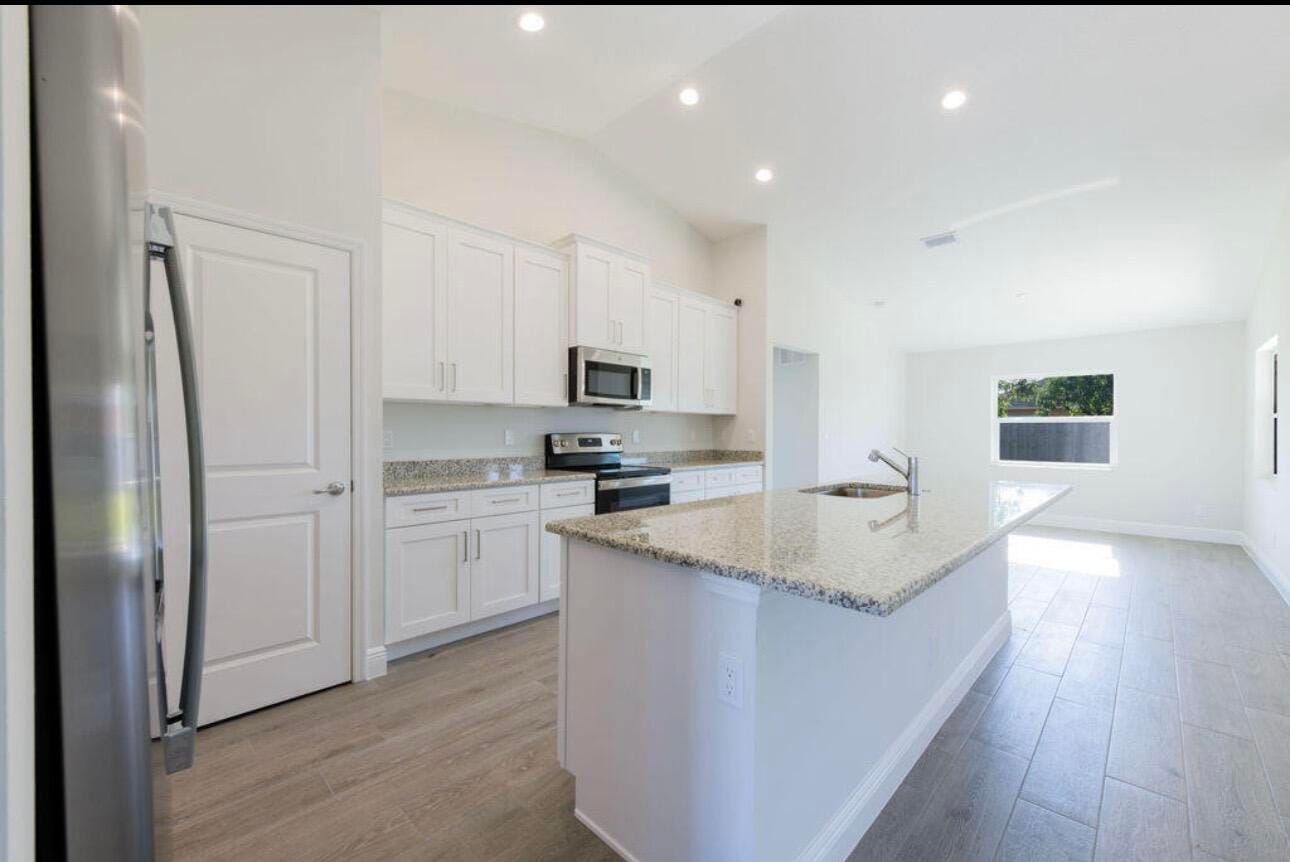 2372 SW Import Drive 2372 — photo 7