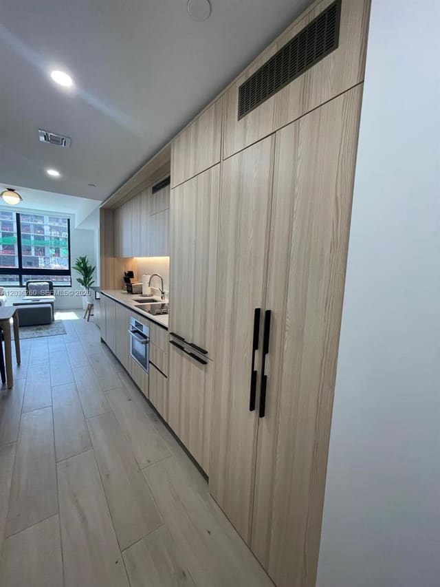 225 N Miami Avenue 805, Miami, FL 33128