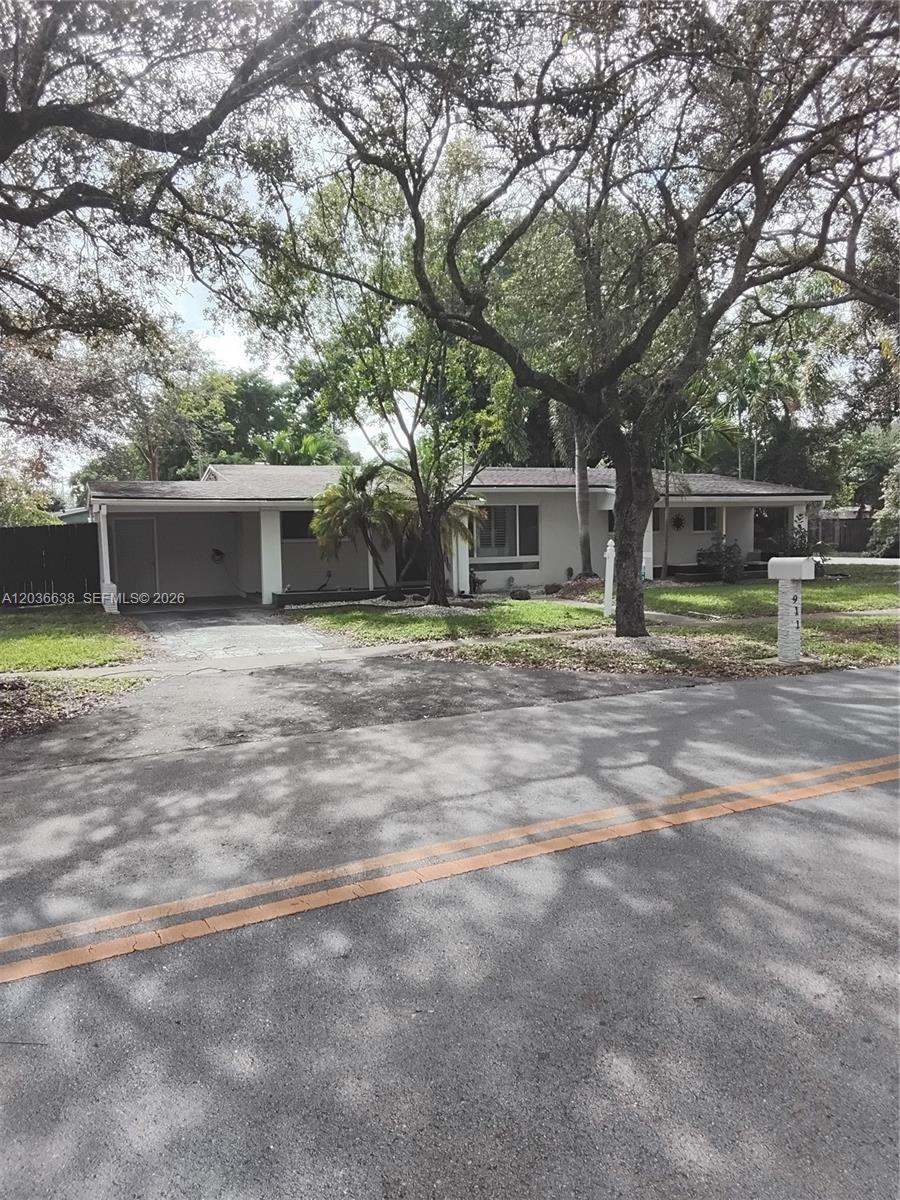 911 W Country Club Circle, Plantation, FL 33317, Plantation