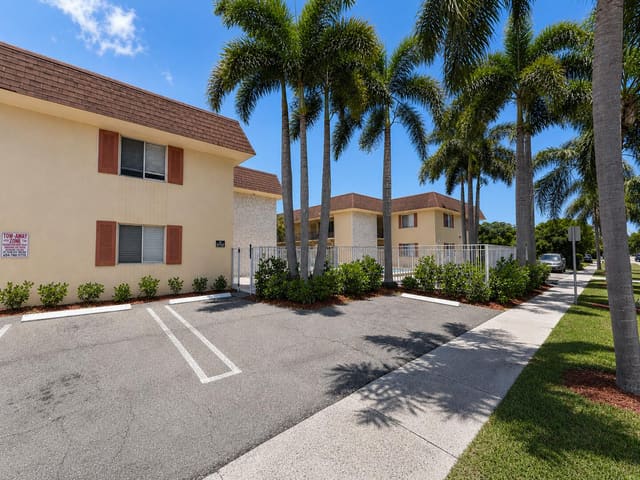 515 S Sequoia Drive 212, West Palm Beach, FL 33409