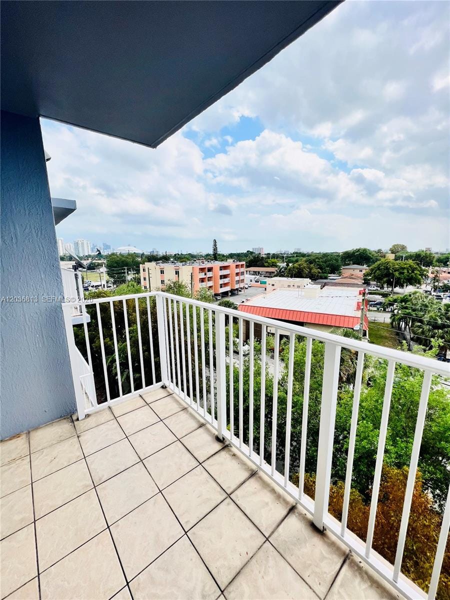 2415 NW 16th St Road 603-1, Miami, FL 33125 photo 2