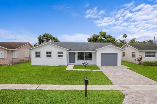22171 SW 62nd Avenue, under contract in Villas Of Sandalfoot, Boca Raton, FL