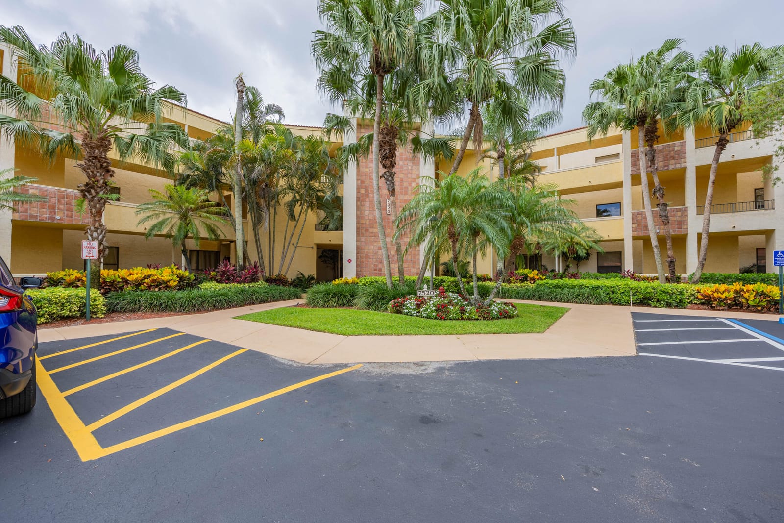 7520 La Paz Boulevard 104 — photo 8