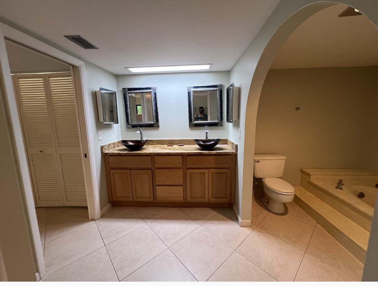 1639 Embassy Drive 202 — photo 10