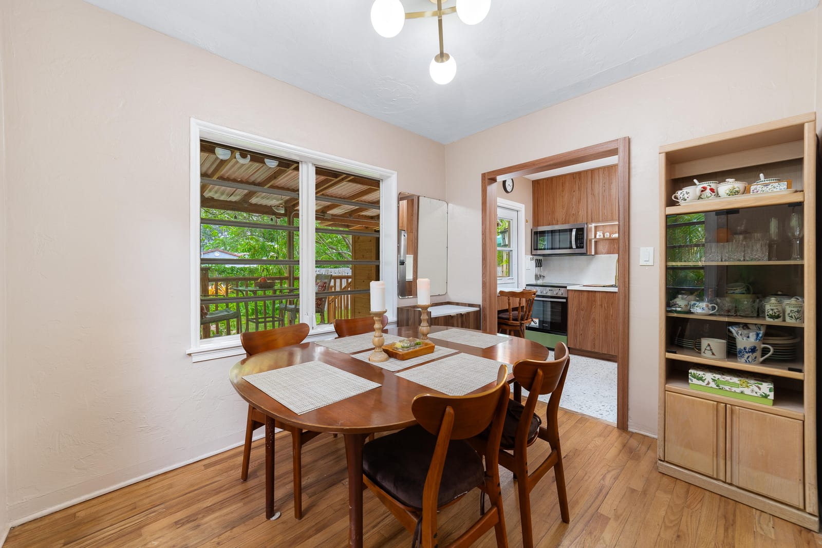 1535 Dewey Street — photo 3