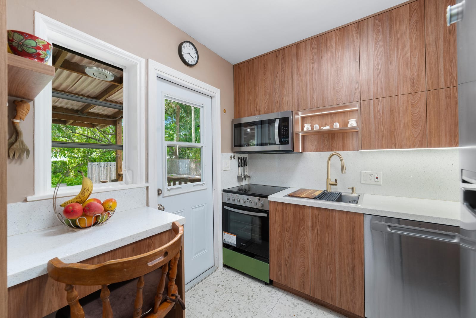 1535 Dewey Street — photo 4