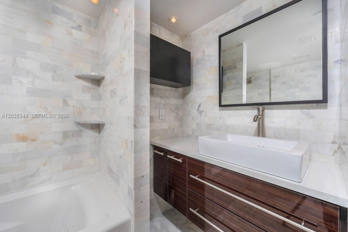 400 S Pointe Drive 307, Miami Beach, FL 33139 photo 14