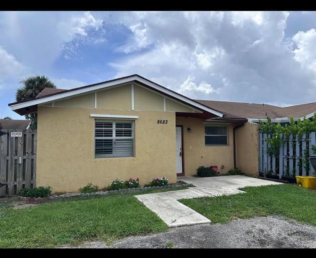 8682 Satalite Terrace, West Palm Beach, FL 33403