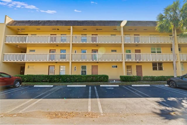 6020 NW 64th Avenue 208, Bermuda Club, Tamarac, FL