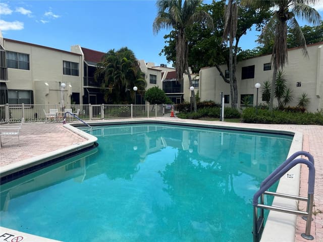 301 N Pine Island Road 165, Raintree Forest, Plantation, FL